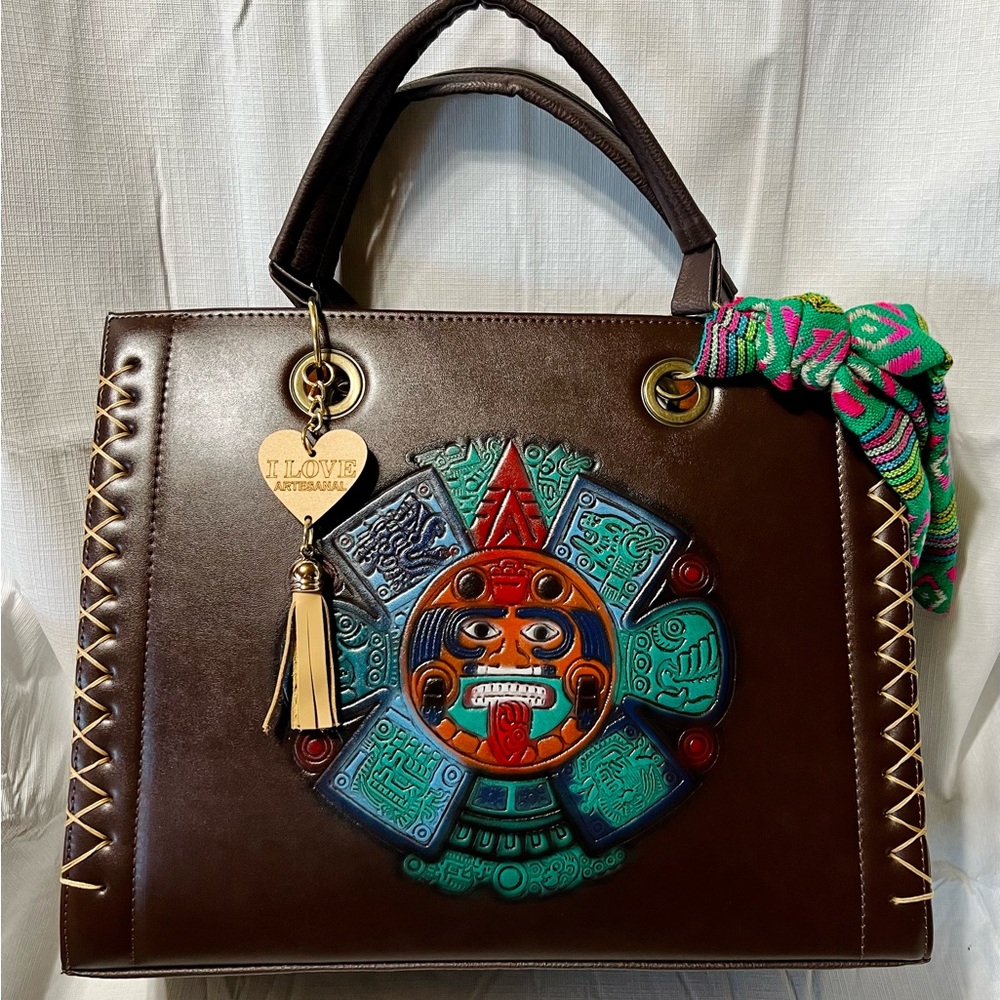 Mexican artesanal bag —-bolsa artesanal mexicana. De piel cincelada a mano .